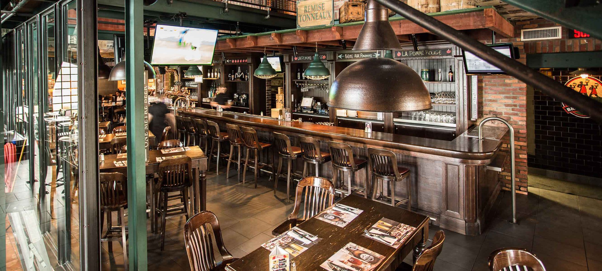 Where can you grab a beer in Brossard ?